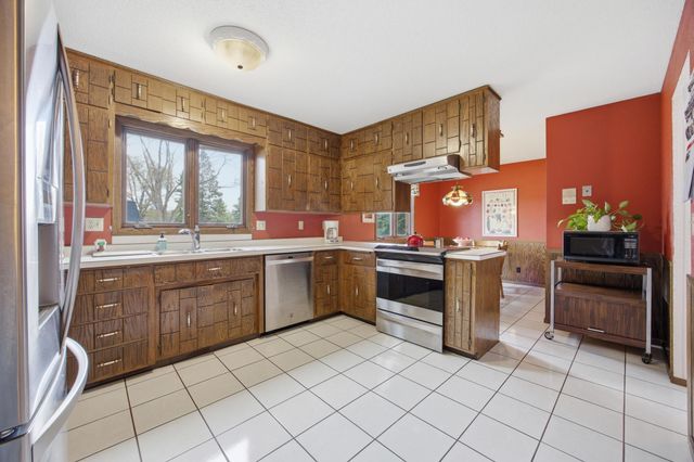 171 N Woodcrest Drive N, Fargo, ND 58102