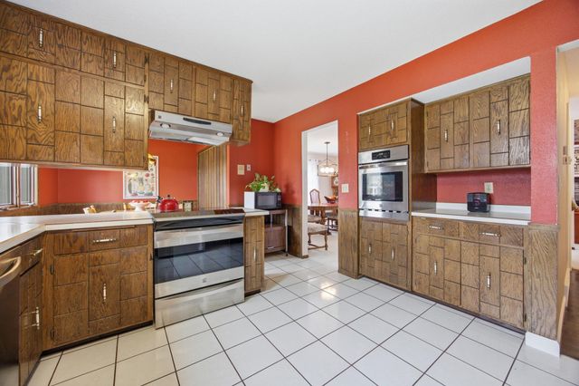 171 N Woodcrest Drive N, Fargo, ND 58102