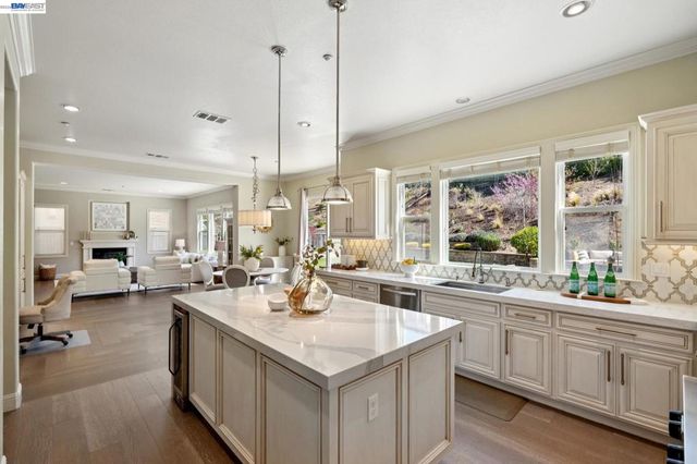 130 Arundel Dr, Hayward, CA 94542