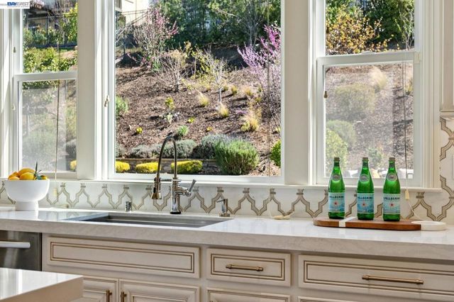 130 Arundel Dr, Hayward, CA 94542