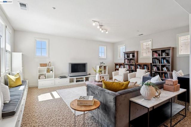 130 Arundel Dr, Hayward, CA 94542