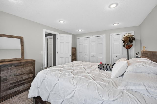 9442 Hale Avenue S, Cottage Grove, MN 55016