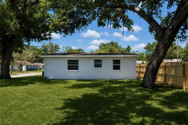 821 14TH AVENUE NW, Largo, FL 33770