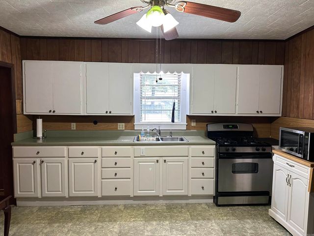 703 Morris Avenue, England, AR 72046