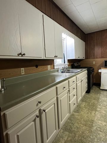 703 Morris Avenue, England, AR 72046