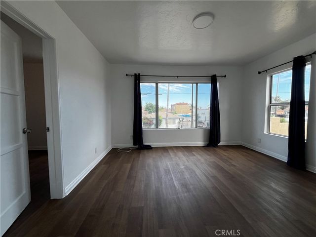 7215 S Van Ness Avenue, Los Angeles, CA 90043