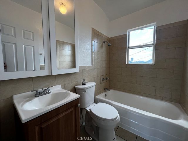 7215 S Van Ness Avenue, Los Angeles, CA 90043