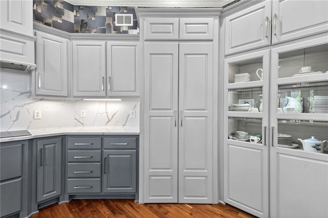 9512 W 162nd Street, Overland Park, KS 66085