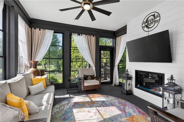 9512 W 162nd Street, Overland Park, KS 66085