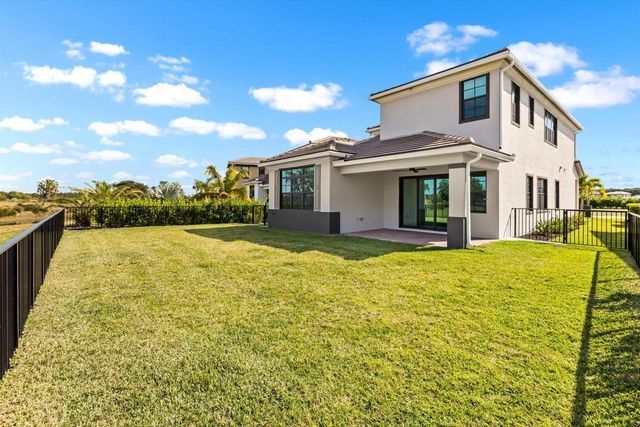 270 SE Fascino Circle, Port St. Lucie, FL 34984