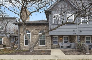35 Foxcroft Road 123, Naperville, IL 60565