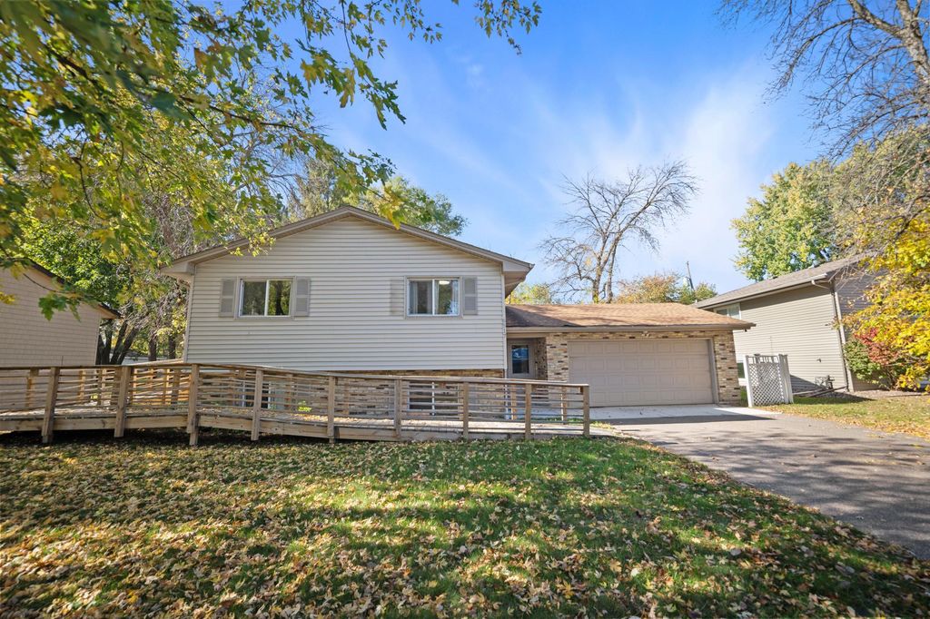 6517 Edgewood Avenue N, Brooklyn Park, MN 55428