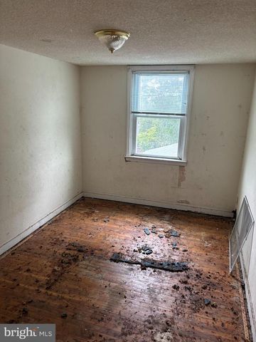 18 SOUTHRIDGE RD, Darby, PA 19023