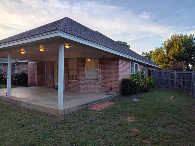 121 Canterbury Street, Euless, TX 76039