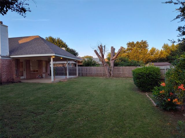 121 Canterbury Street, Euless, TX 76039