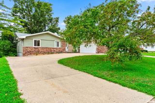 2114 W NEWMAN Parkway, Peoria, IL 61604