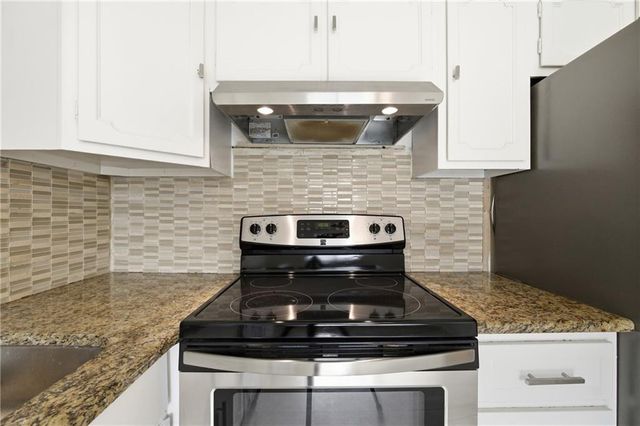 7136 NW COUNTRY CLUB Lane, Kansas City, MO 64152