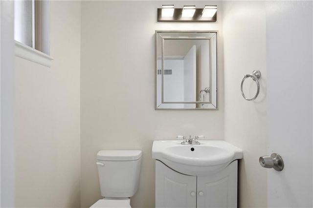 7136 NW COUNTRY CLUB Lane, Kansas City, MO 64152