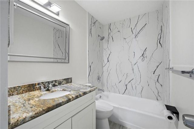 7136 NW COUNTRY CLUB Lane, Kansas City, MO 64152