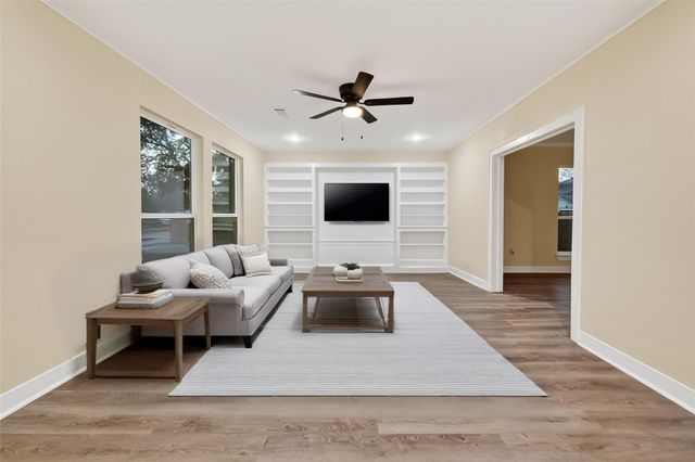 2725 Avenue F, Rosenberg, TX 77471