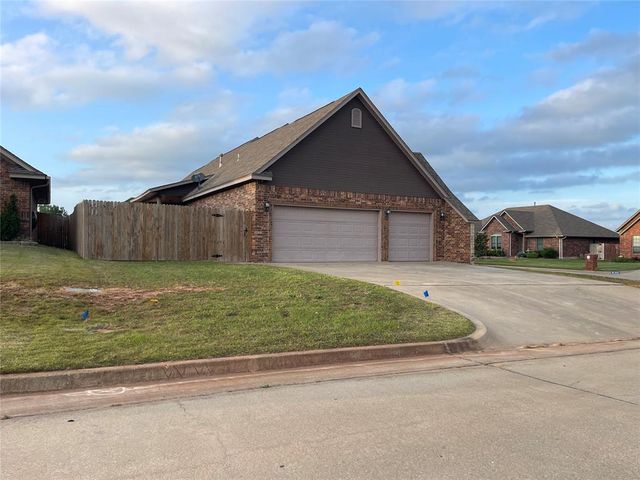 207 Stone Creek Road, Midwest City, OK 73130