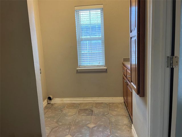 207 Stone Creek Road, Midwest City, OK 73130