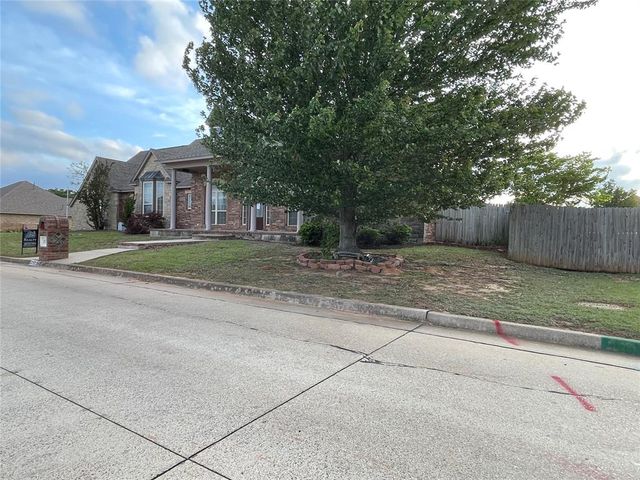 207 Stone Creek Road, Midwest City, OK 73130