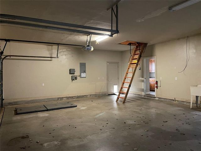 207 Stone Creek Road, Midwest City, OK 73130