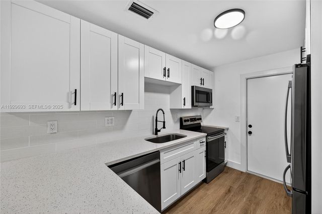 2633 NE 13th Ave 1, Pompano Beach, FL 33064