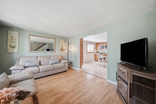 10 Summit Ter, Peabody, MA 01960