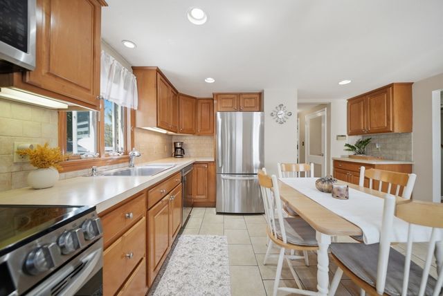 10 Summit Ter, Peabody, MA 01960