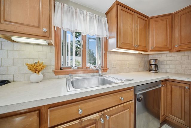 10 Summit Ter, Peabody, MA 01960