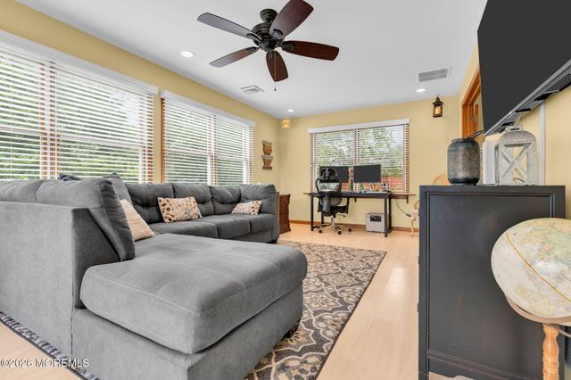 633 Spray Avenue, Beachwood, NJ 08722