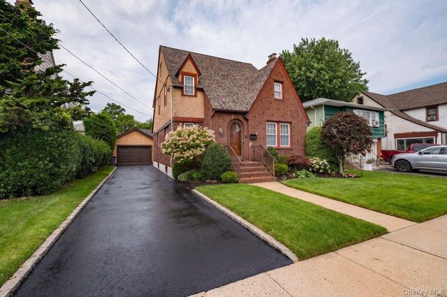 6 Troy Place, Merrick, NY 11566