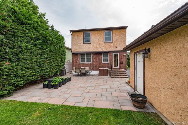 6 Troy Place, Merrick, NY 11566