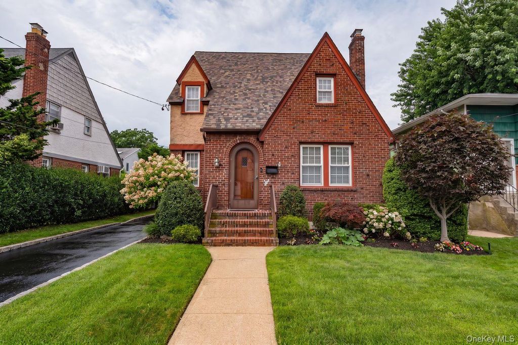 6 Troy Place, Merrick, NY 11566