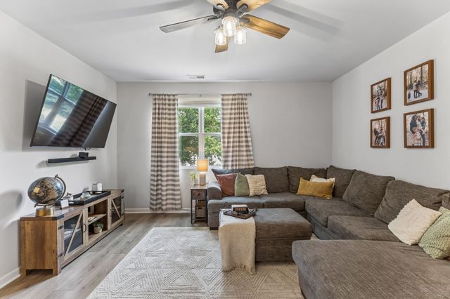 1230 Sylvan Park Dr, Spring Hill, TN 37174