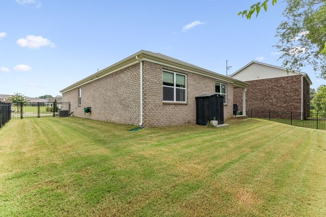 1230 Sylvan Park Dr, Spring Hill, TN 37174