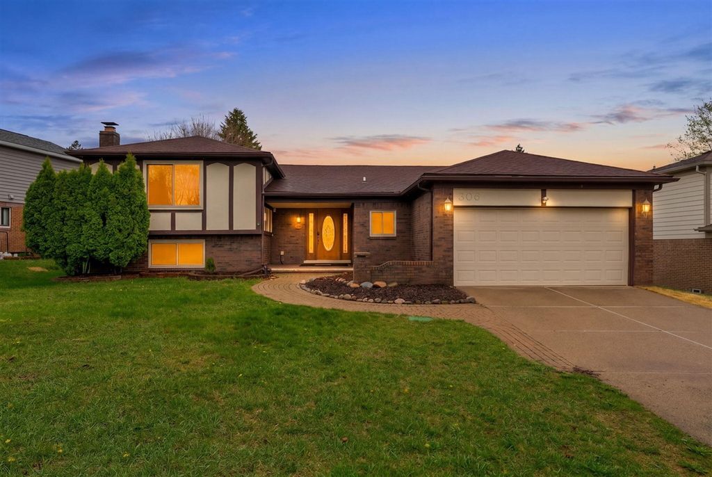 306 Antoinette Drive, Rochester Hills, MI 48309
