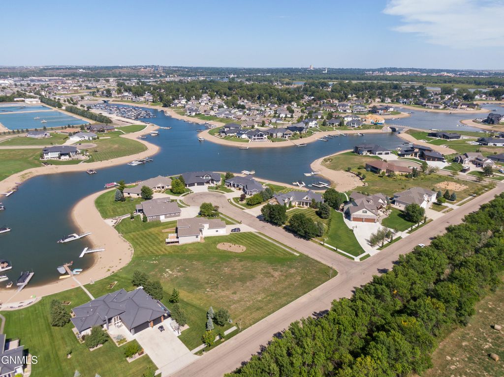 3938 Lakewood Drive SE, Mandan, ND 58554 photo 3