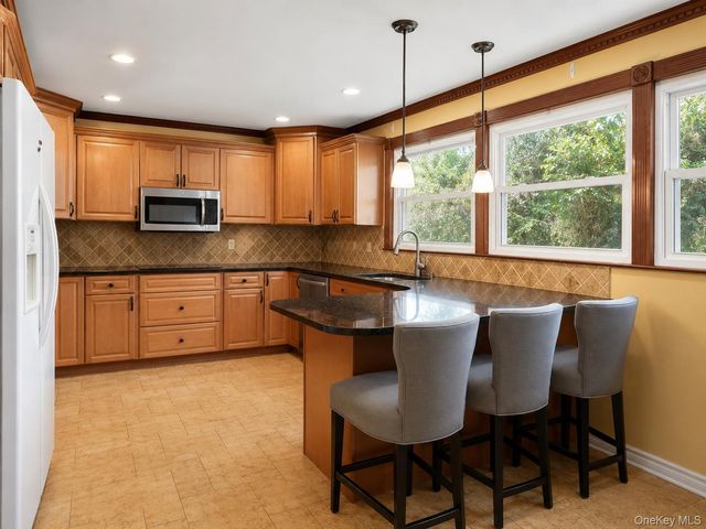 180 Sutton Manor Road, New Rochelle, NY 10801