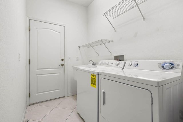 1226 LYNDHURST GREENS DRIVE 11, Sun City Center, FL 33573