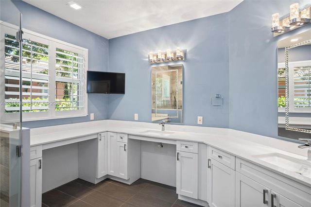 8146 N Savannah Cir, Davie, FL 33328