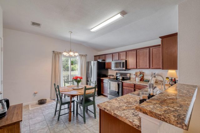 174 Falcon DR, Luling, TX 78648