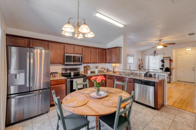 174 Falcon DR, Luling, TX 78648
