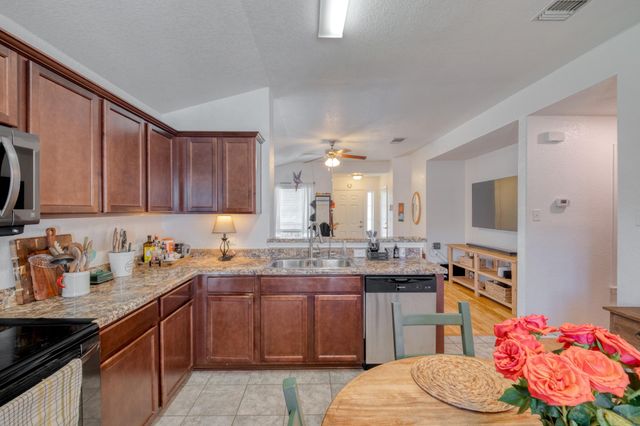 174 Falcon DR, Luling, TX 78648