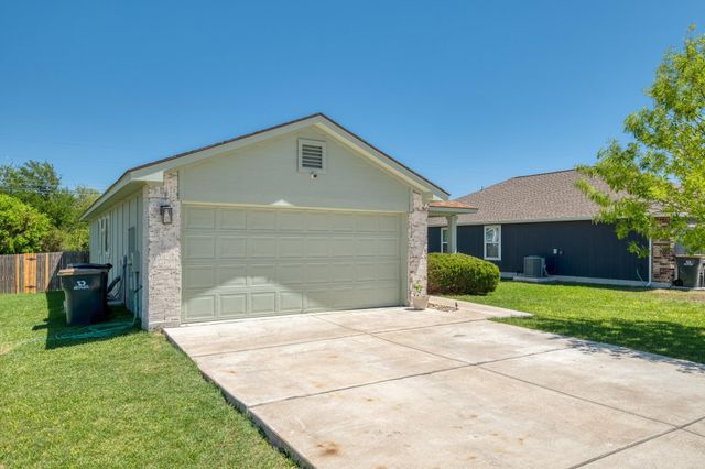 174 Falcon DR, Luling, TX 78648