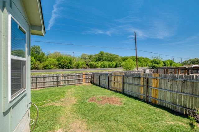 174 Falcon DR, Luling, TX 78648