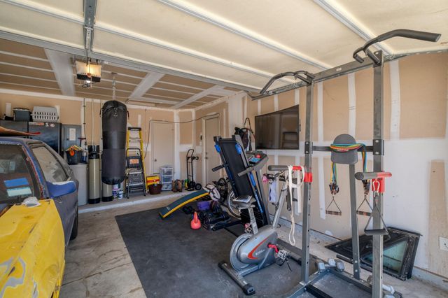 174 Falcon DR, Luling, TX 78648
