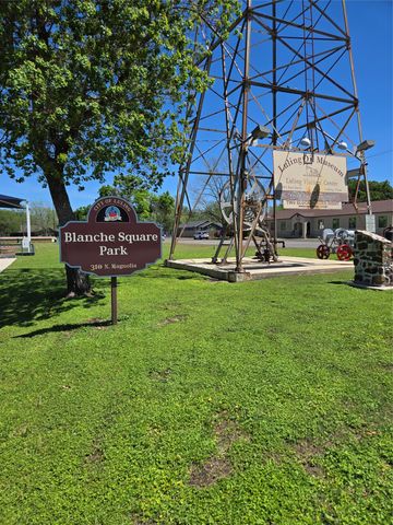 174 Falcon DR, Luling, TX 78648
